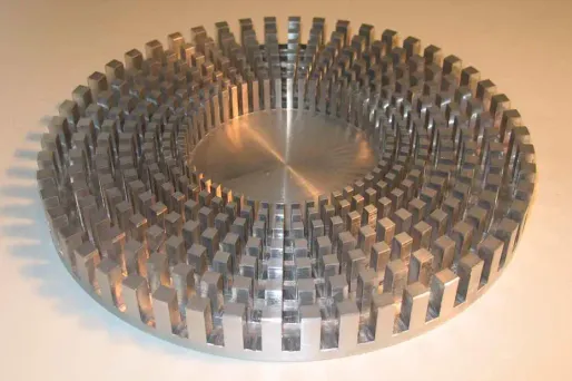 Un exemple de méta-matériaux utilisé par les physiciens pour créer l'invisibilité. Cette cape, créée par l'Institut Fresnel, à Marseille, est en aluminium et mesure 20 cm de diamètre et 1 cm de hauteur.