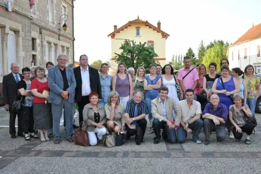 Arnaud Montebourg a rencontré les salariés de Kawan, dont l'entreprise, basée Saône-et-Loire, va déménager à Sète, dans l'Hérault.