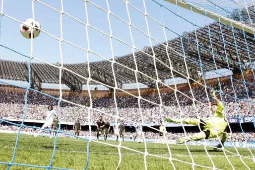 La police italienne enquête sur des dizaines de matchs truqués de la saison 2010-2011, notamment entre la Lazio de Rome et le Genoa et entre Lecce et la Lazio.