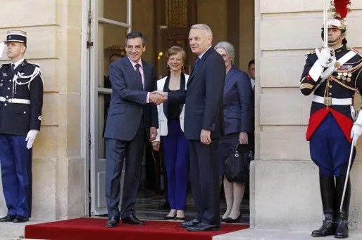 La bataille des chiffres a commencé et chaque camp va privilégier les chiffes qui l'arrangent : en effet, le gouvernement Ayrault I coûte plus cher que Fillon I mais moins que Fillon III.