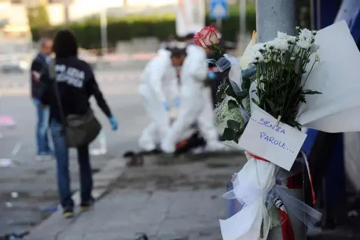 Des milliers d'habitants de Brindisi, dont beaucoup de jeunes, ont manifesté samedi soir contre l'attentat qui a coûté la vie à une lycéenne de 16 ans.
