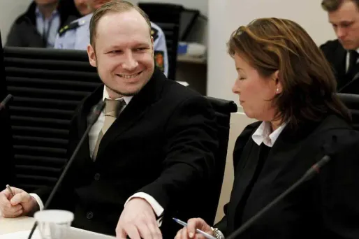 Le frère d'une victime de la tuerie d'Utoeya a jeté une chaussure en direction d'Anders Behring Breivik au cours de son procès vendredi en hurlant "Tu es un tueur, va en enfer".