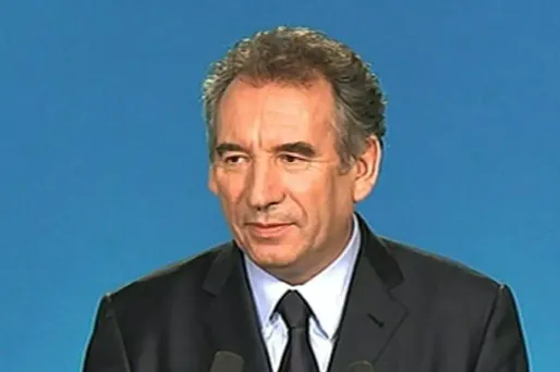Bayrou votera Hollande à "titre personnel"