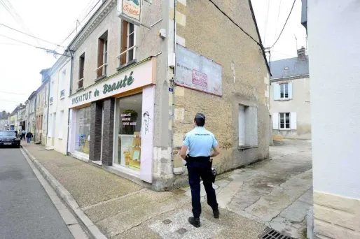 Les gendarmes ont fouillé mercredi les égouts du village pour tenter de retrouver l'arme du crime.