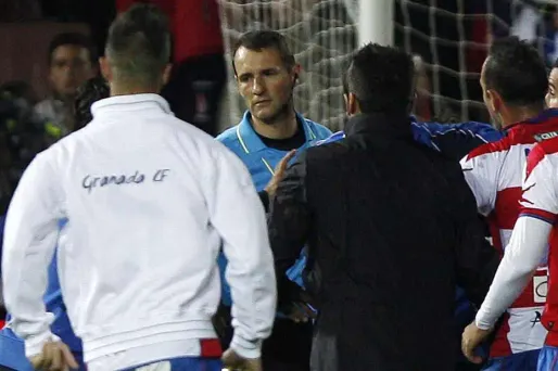 Les joueurs de Grenade agressent l'arbitre