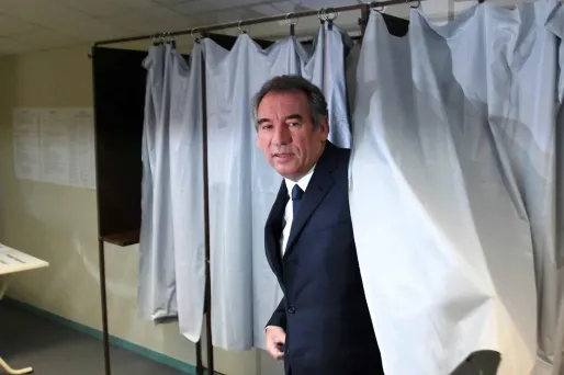 François Bayrou, esseulé sur le plan politique, pourrait profiter d'un coup de pouce du PS lors des élections législatives.