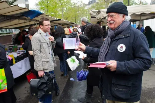 Des militants du Parti Socialiste distribuent des tracts à Paris.
