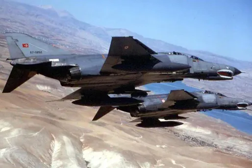 L'avion qui s'est abattu vendredi est un appareil de type F-4