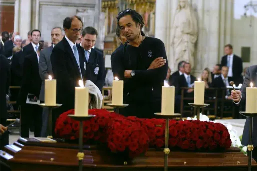 De nombreuses personnalités du monde du sport, de la télévision et de la politique ont fait le déplacement à la basilique Sainte-Clothilde à Paris pour les obsèques de Thierry Roland.