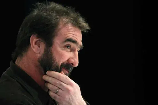 Eric Cantona monte sur scène