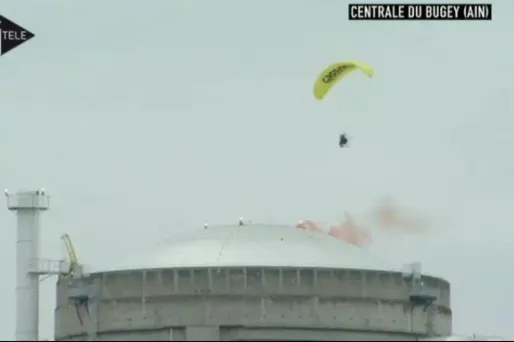 Un militant écologiste a réussi à se poser en plein milieu de la centrale nucléaire de Bugey, dans l'Ain.