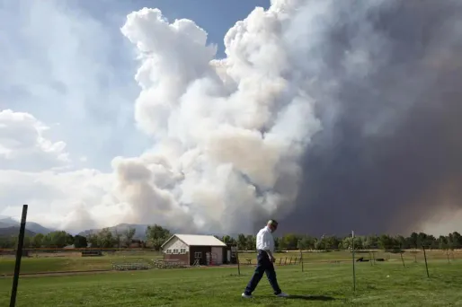 Un vaste incendie de forêt qui fait rage près de certains des sites touristiques les plus fréquentés du Colorado s'est rapproché mardi de la deuxième ville de l'Etat, Colorado Springs;