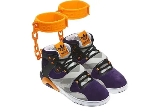 Ces baskets dessinées par le desinger Jeremy Scott ont soulevé un tollé sur Internet.