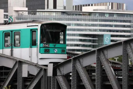 Seules six des quelque 300 stations parisiennes seront équipées. Et pas l’intérieur des rames.