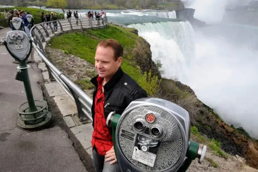Le funambule américain Nik Wallenda va traverser les chutes du Niagara, vendredi, sur un fil d'acier.