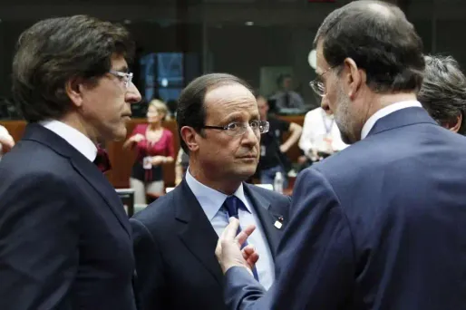 Le Français François Hollande, le Belge Elio di Rupio et l'Espagnol Mariano Rajoy avant le sommet de Bruxelles.