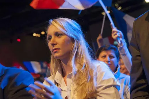 La candidate du FN Marion Maréchal-Le Pen, petite-fille de Jean-Marie et nièce de Marine, est arrivée en tête dimanche du 1er tour du scrutin législatif dans la 3e circonscription du Vaucluse.