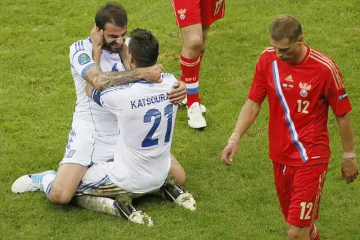 La Russie s'imaginait déjà championne d'Europe : elle ne sera même pas en quarts de finale. La faute aux Grecs, toujours aussi imprévisibles...