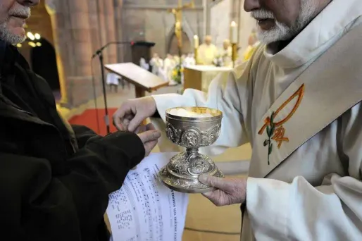 Les deux prêtres avaient payé le tueur à gages pour qu'il les assassine.