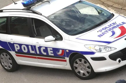 Les deux passagers du scooter ont été blessés dont l'un, qui ne portait pas de casque, grièvement.