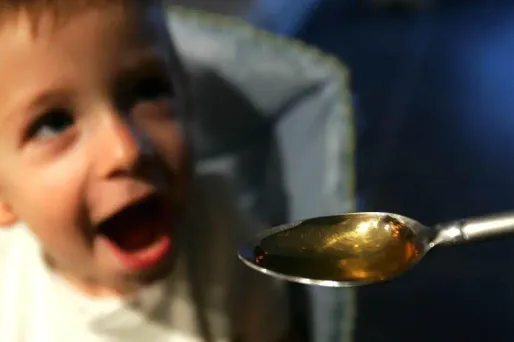 La revue médicale Prescrire alerte contre le risque de surdosage de médicaments non adaptés à un usage pédiatrique.