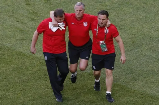 Le coach des gardiens anglais blessé