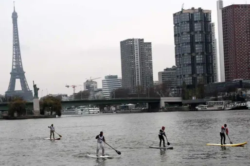 Raphaël Filippi est poursuivi pour avoir remonté la Seine en stand up paddle en novembre 2010.