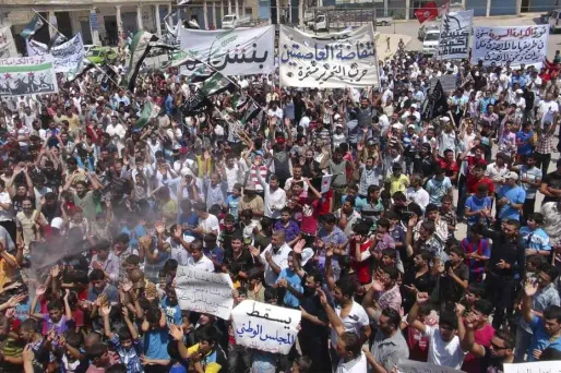 Les combattants surveillent avec inquiétude le ciel par crainte d'une attaque.