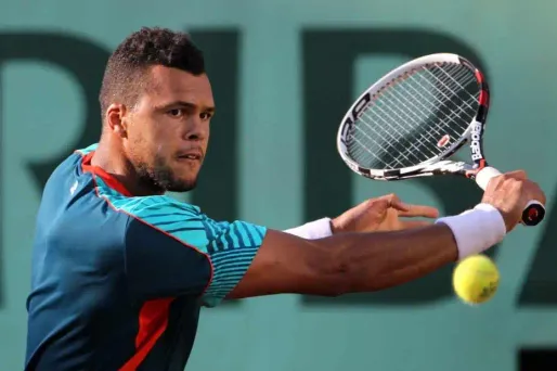 Le suspense est à son comble. Le match entre le Français Jo-Wilfried Tsonga et le Suisse Stanislas Wawrinka a été interrompu. Réponse lundi pour la place en quarts de finale.