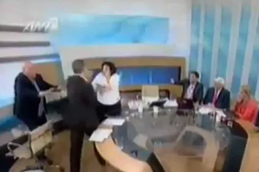 Grèce : un élu néo-nazi agresse 2 députées