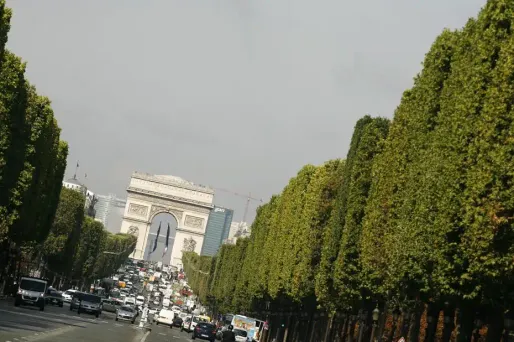 Le Virgin Megastore des Champs-Elysées pourrait céder son bail. Auquel cas, Volkswagen, entre autres, pourrait être intéressé.