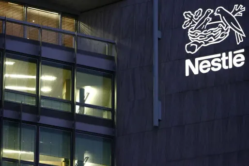 La direction de l'entreprise vient de proposer à ses salariés de plus de 50 ans le marché suivant : travailler moins et gagner moins afin de permettre à leurs enfants d'obtenir un emploi dans la même entreprise.