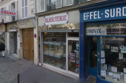 Le bijoutier, qui a tué un homme alors qu'il tentait de braquer son commerce jeudi, a été mis en examen pour homicide volontaire samedi.