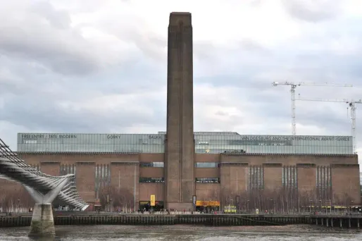 Un homme s'est jeté du sixième étage de la Tate Modern à Londres devant des touristes incrédules.