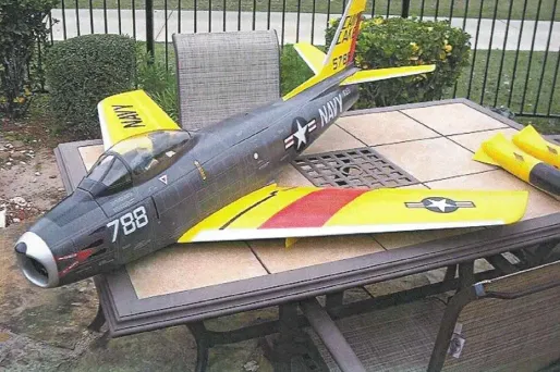 Selon le ministère de la justice américain, Rezwan Ferdaus avait bourré d'explosif un avion télécomandé de type U.S. Navy F-86 Sabre fighter (photo ci-dessus).