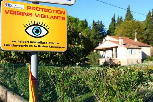 Avec le dispositif "Voisins vigilants", les voisins surveillent leur quartier et peuvent signaler toute "anomalie" aux gendarmes