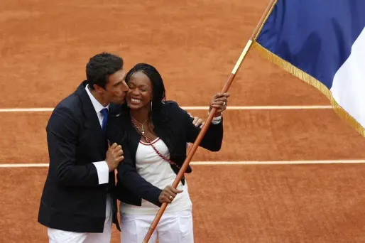 Laura Flessel, qui sera la porte-drapeau de la délégation française vendredi soir à Londres, a reçu les conseils de Tony Estanguet et Marie-Josée Pérec avant cet événement.