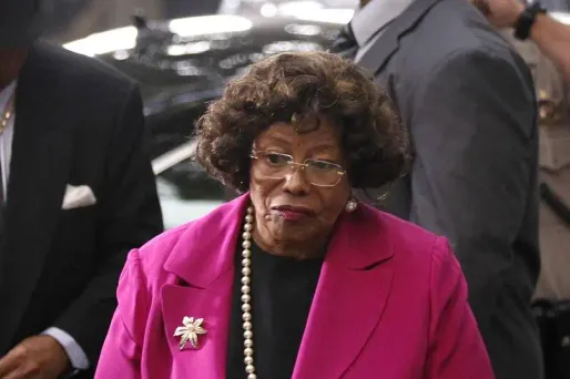 Paris, la fille de Michael Jackson, se dit inquiète de l'absence de sa grand-mère. Un de ses oncles dément toute disparition.