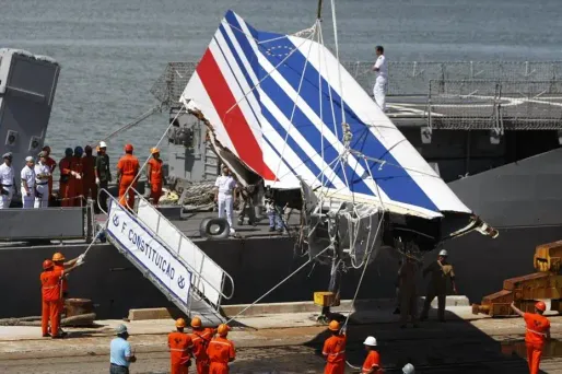 Le rapport d'expertise judiciaire, qui sera présenté aux familles le 10 juillet, fait lui état de causes à la fois techniques et humaines.