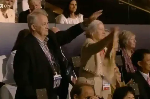 Le salut de cet homme au pasage de la délégation allemande a suscité des interrogations.