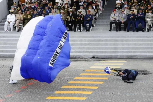 14 juillet : double fracture pour le parachutiste