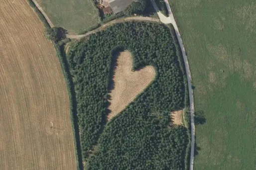 Il dédie un coeur à sa femme décédée