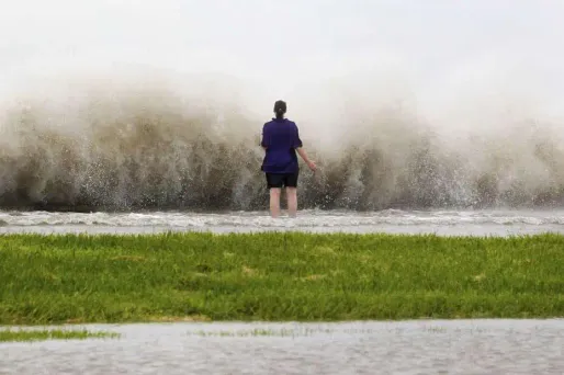 L'ouragan Isaac se déplace lentement, ce qui laisse craindre des inondations importantes.