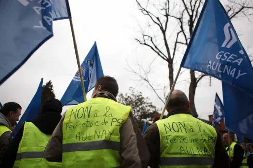Les syndicats ont accueilli l'annonce de PSA avec colère et amertume.