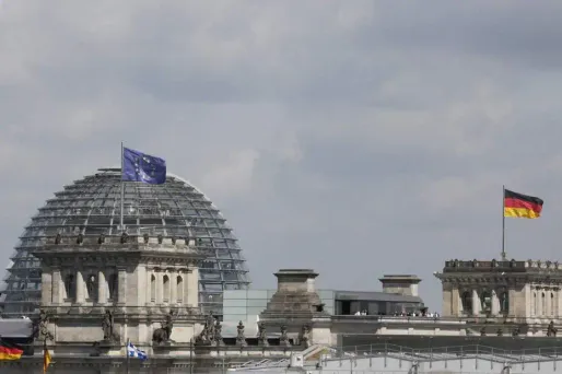 Fort d'un chômage faible, l'Allemagne va probablement baisser ses cotisations retraites, voire de chômage, nous informe Les Echos lundi.