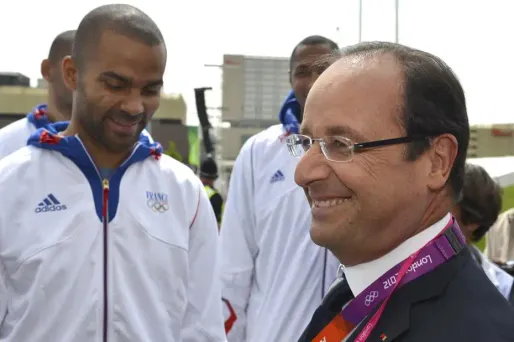 Dans cette étude réalisée 100 jours après l'élection, seules 3% des personnes interrogées sont "très satisfaites" de l'action du chef de l'Etat et 43% "plutôt satisfaites". Elles sont en revanche 38% à se dirent "plutôt mécontentes" et 16% "très mécontentes" de ses débuts à l'Elysée.