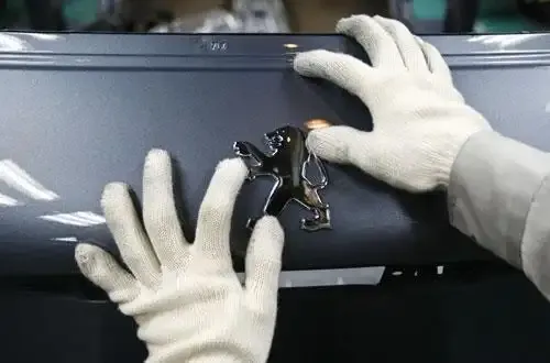 Peugeot plonge en Bourse, les rumeurs de sortie du CAC40 s'intensifient