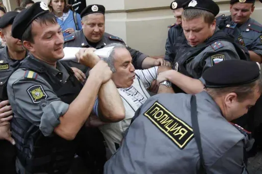 Garry Kasparov a été interpellé vendredi à Moscou au cours d'une manifestation de soutien aux Pussy Riot.