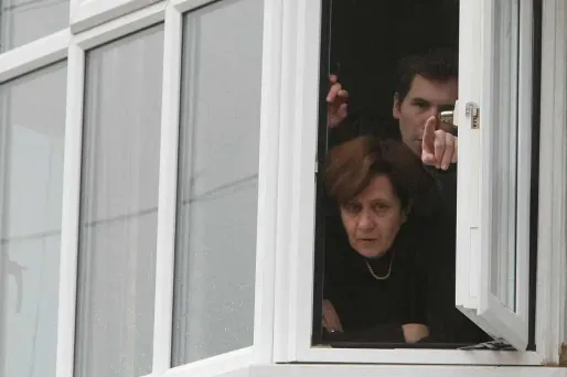 Ghislaine de Védrines et son fils, reclus dans une maison de Bristol