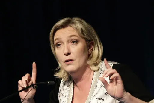 Le Pen pour interdire le voile et la kippa
